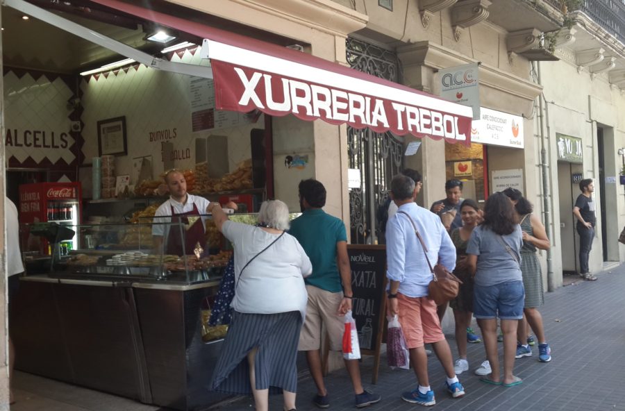 people eating xurros in barcelona